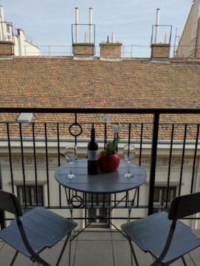 Prime central apartment with balcony, Budapest